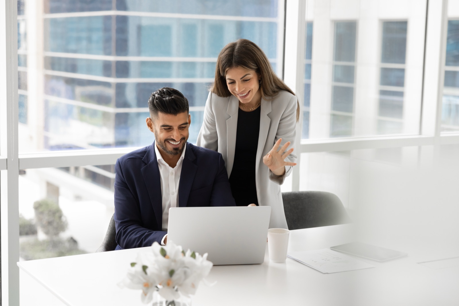 Une manager accompagne un collaborateur, posture d'écoute et de questionnement